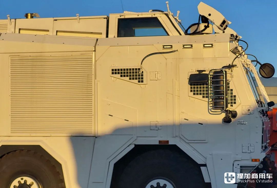 8x8太脱拉越野底盘,防护武装到牙齿,这样的警用水炮车见过吗?
