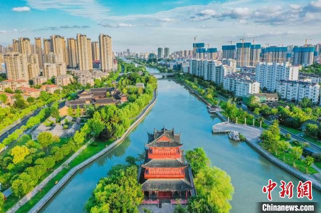 城市环抱中的淮安里运河.王昊 摄