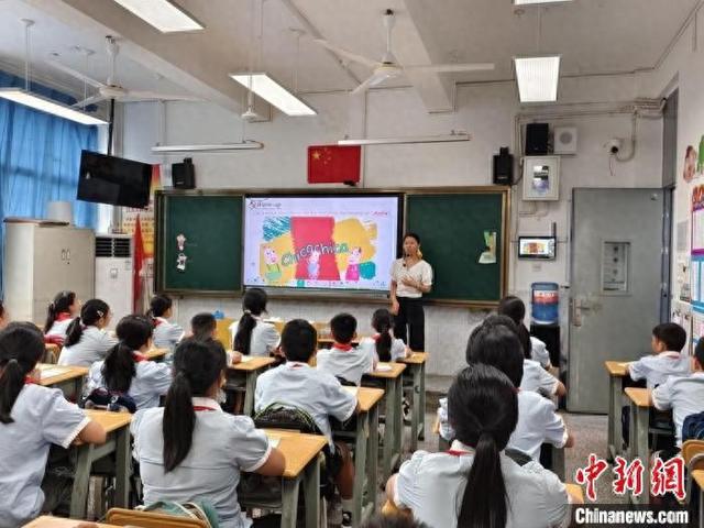 图为河口县城区小学老师使用云课件进行授课。中新网记者 韩帅南 摄