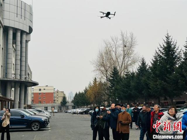 3月27日，吉林长春，吉林省老年大学无人机摄影班的学员们在户外上实操课。 李丹 摄