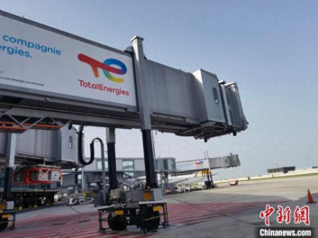 "深圳造"登机桥"立足"法国机场服务巴黎奥运