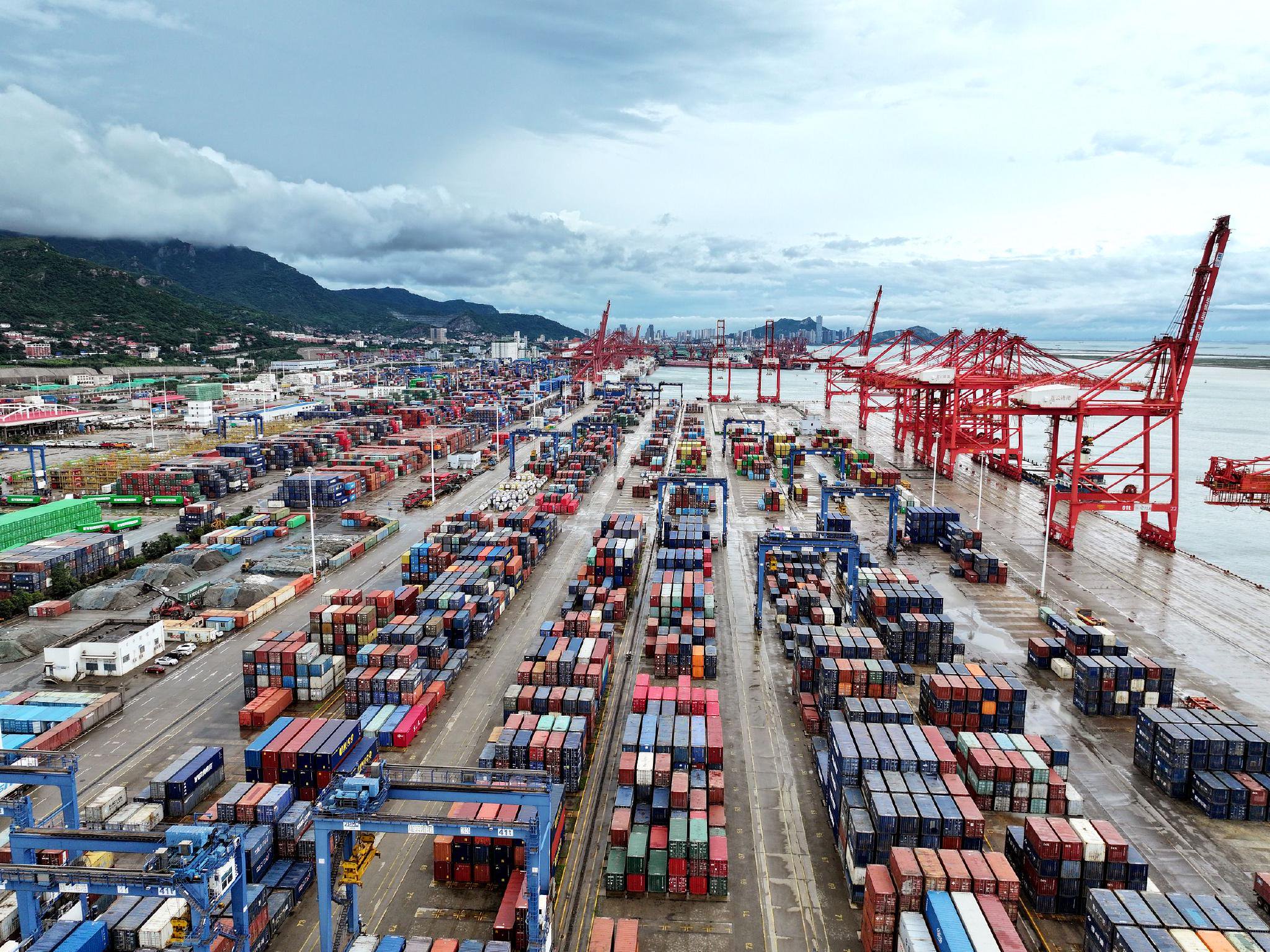 2024年7月17日,江苏省连云港港集装箱码头,货轮停在泊位装卸集装箱.