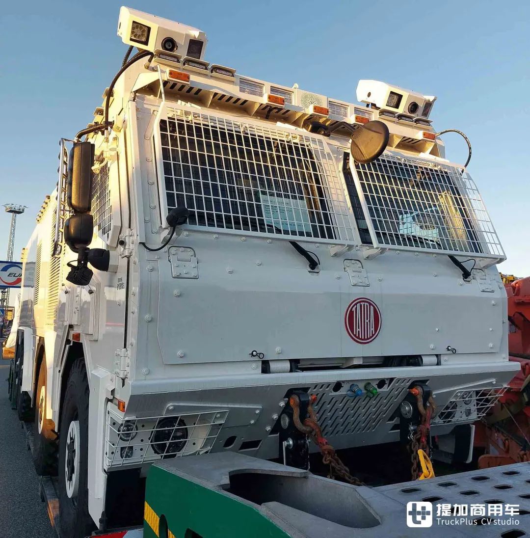 8x8太脱拉越野底盘,防护武装到牙齿,这样的警用水炮车见过吗?
