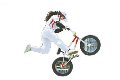 　　5月18日，在上海举行的巴黎奥运会资格系列赛上海站小轮车自由式女子公园赛决赛中，邓雅文获得季军。 　　新华社记者 许雅楠 摄
