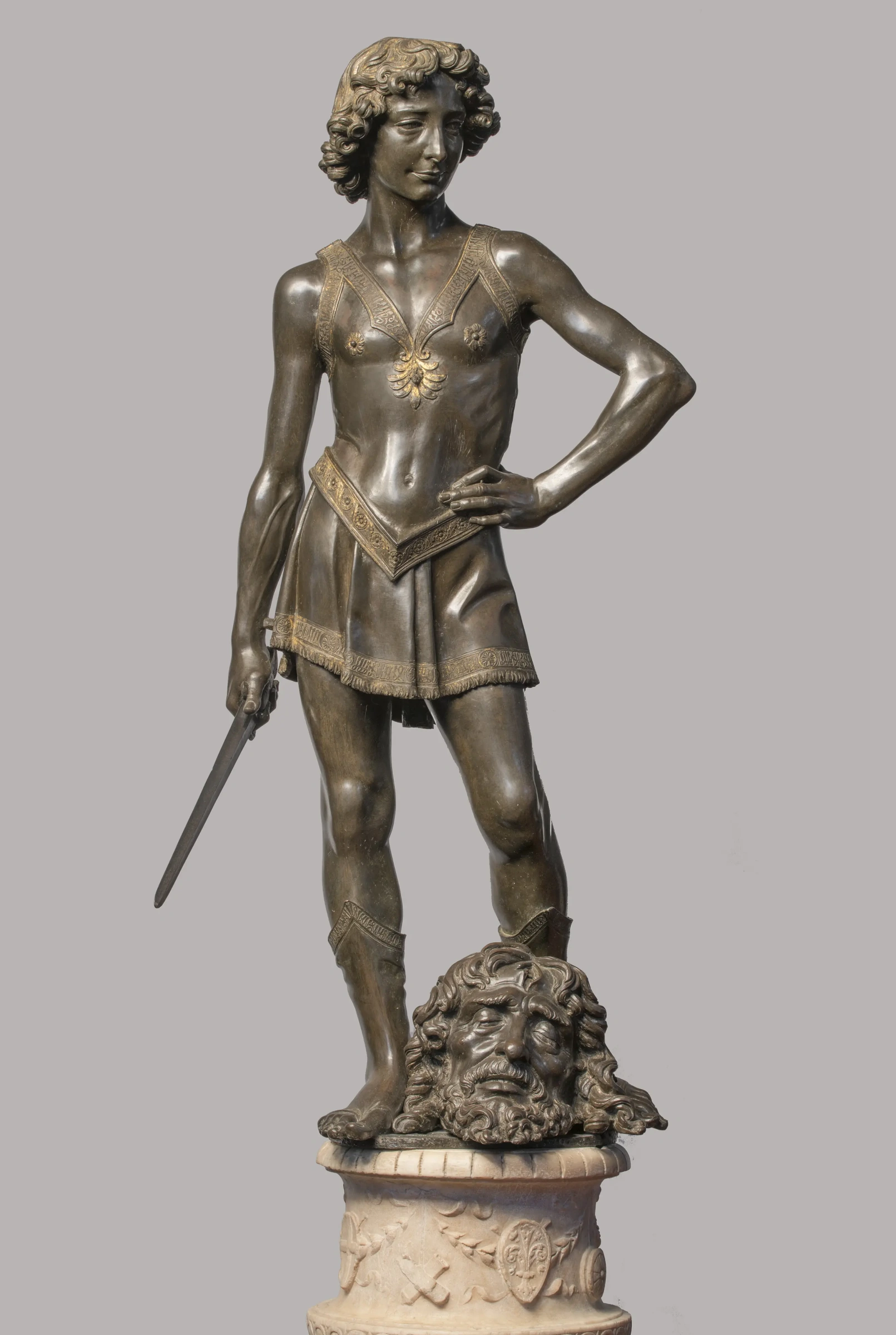 韦罗基奥等雕塑家的大卫塑像)