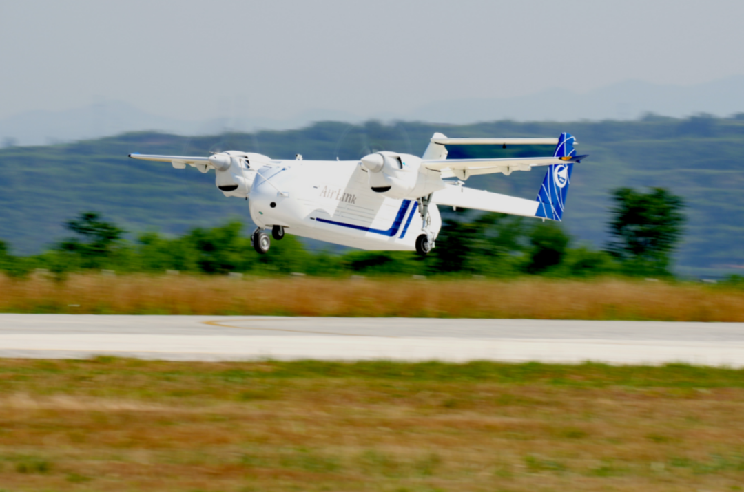 2024年6月12日，由中国航空工业集团自主研制的HH-100航空商用无人运输系统验证机在西安成功首飞