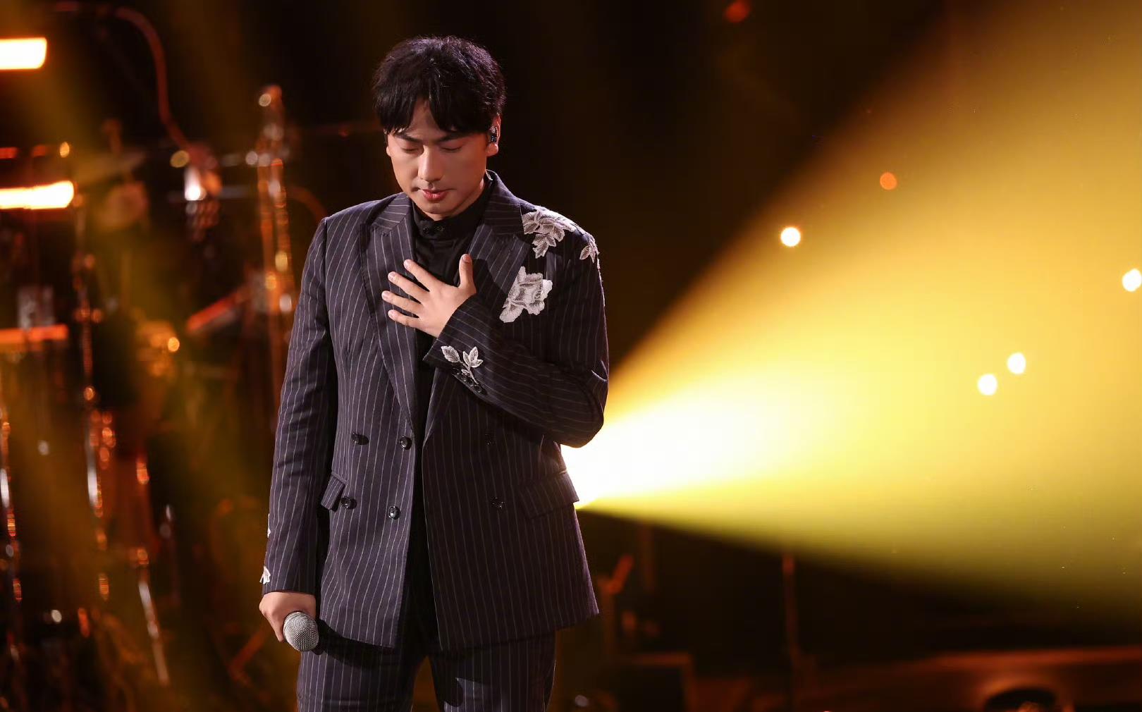 海来阿木晋级《歌手2024》总决赛:和母亲一起表演,唱给每一位曾经是孩子的人|吉胡|是我|杭盖乐队|谭维维|宁静_新浪新闻