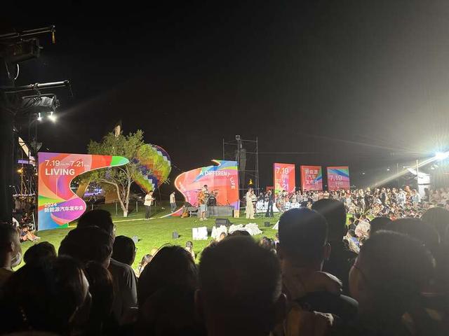 7月19日，市民热情参与草坪音乐节。中青报·中青网记者 石佳/摄