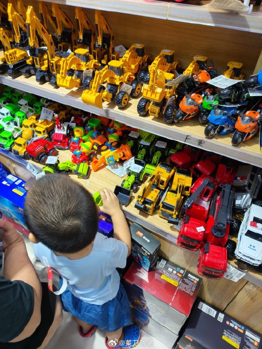 今天出门消费了, 微型游乐场消费15元 玩具店消费42元,买了三辆小车