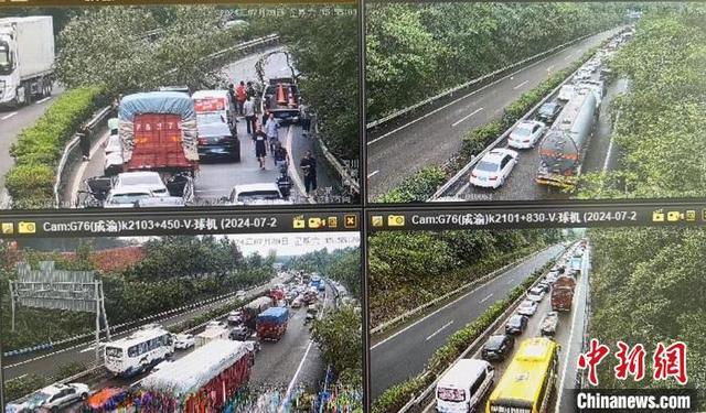 监控视频显示，大量树木倒伏道路通行受阻，导致大批车辆滞留。四川高速公安一分局一大队供图