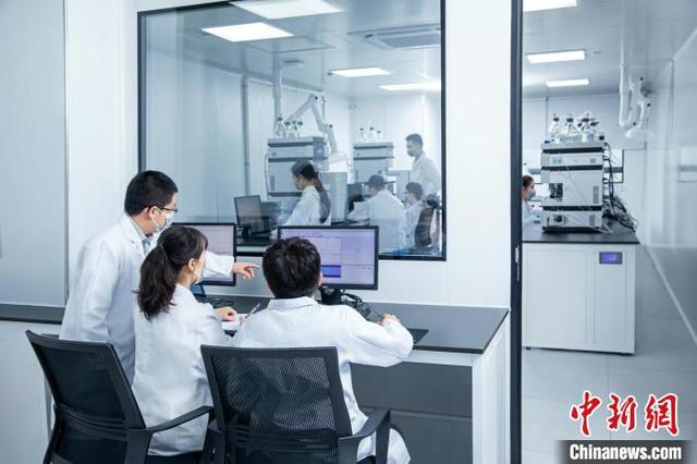 微芯生物早期研发中心研究人员开展新药早期研究。受访人供图