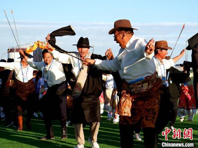 图为青海省海北州运动员在入场式上欢呼。中新社记者 李隽 摄