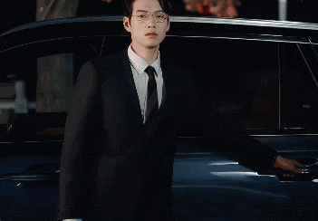 霸总面无表情地开车门。（图/《我的人间烟火》）