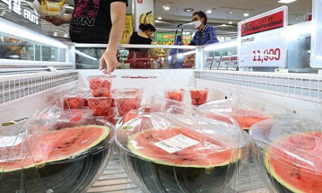 资料图:2024年6月10日,韩国首尔,一家大型超市出售的切块西瓜。(视觉中国)
