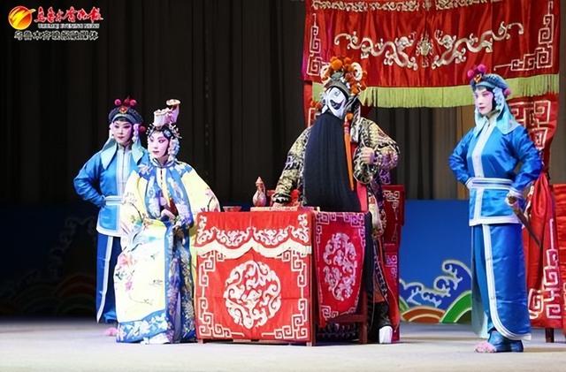 　　7月21日，乌鲁木齐市京剧团（新疆京剧团）在乌鲁木齐京剧院演出，演员表演京剧《霸王别姬》。记者王畅彤摄