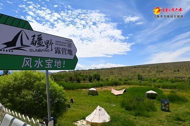 　　7月21日，在乌鲁木齐县永丰镇“解药理想村”露营区域。记者陈岩摄