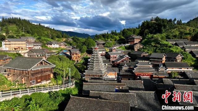 图为阳光下的广西三江侗族自治县林溪镇高友村.莫江泉 摄