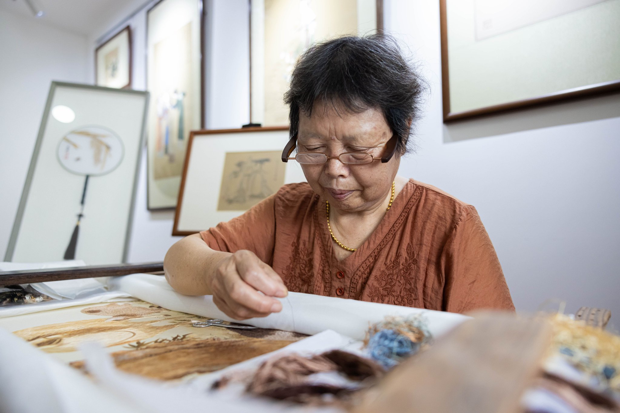 通州区传习沈绣的民间绣女张美娟在刺绣.
