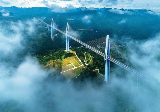 贵州平塘大桥被称为"天空之桥",提供露营等旅游新玩法. 张晋铭 摄