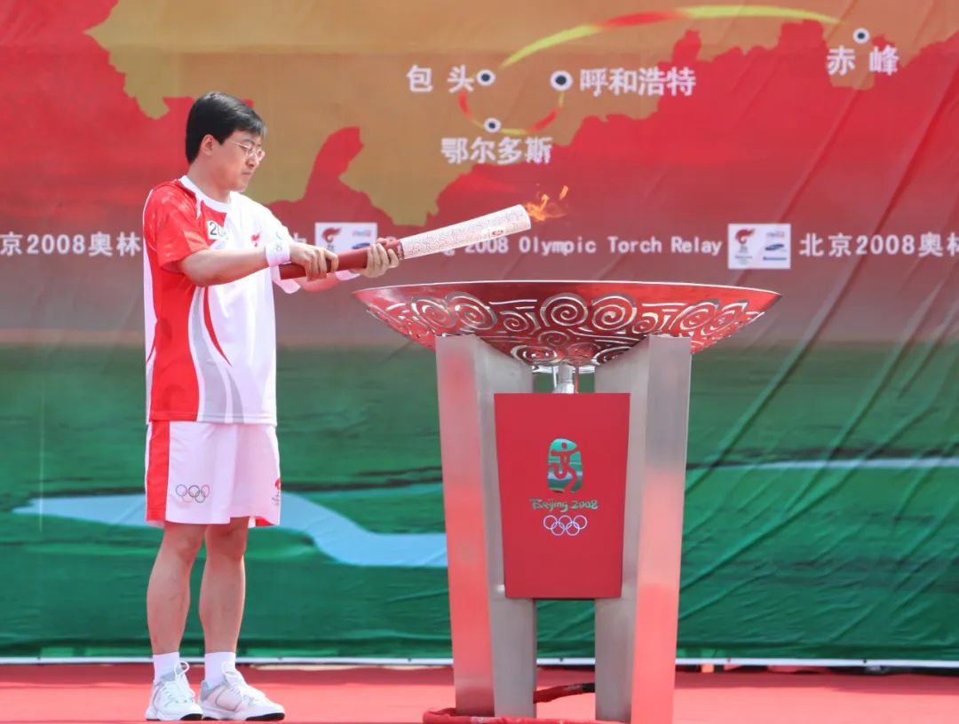 伊利集团董事长潘刚参加2008年北京奥运会火炬传递