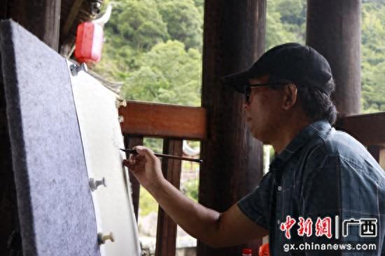 画家正在资源县灯谷景区进行艺术创作。李旭东 摄
