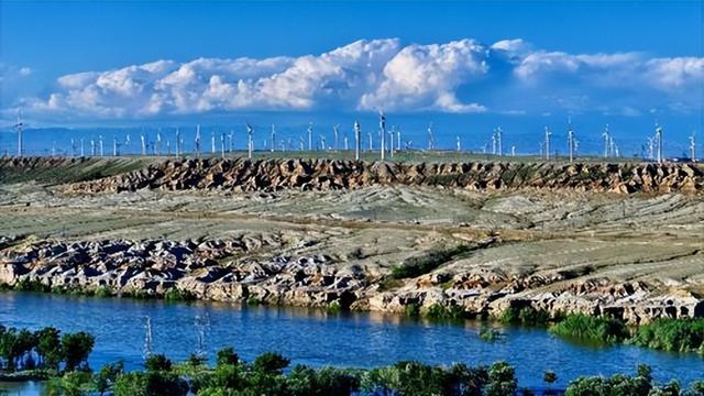 　　位于新疆阿勒泰地区额尔齐斯河河畔的五彩滩风电基地。资料图片