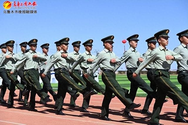 7月23日,在启智实训教育基地,基地教官正在为来宾展示单兵队列动作