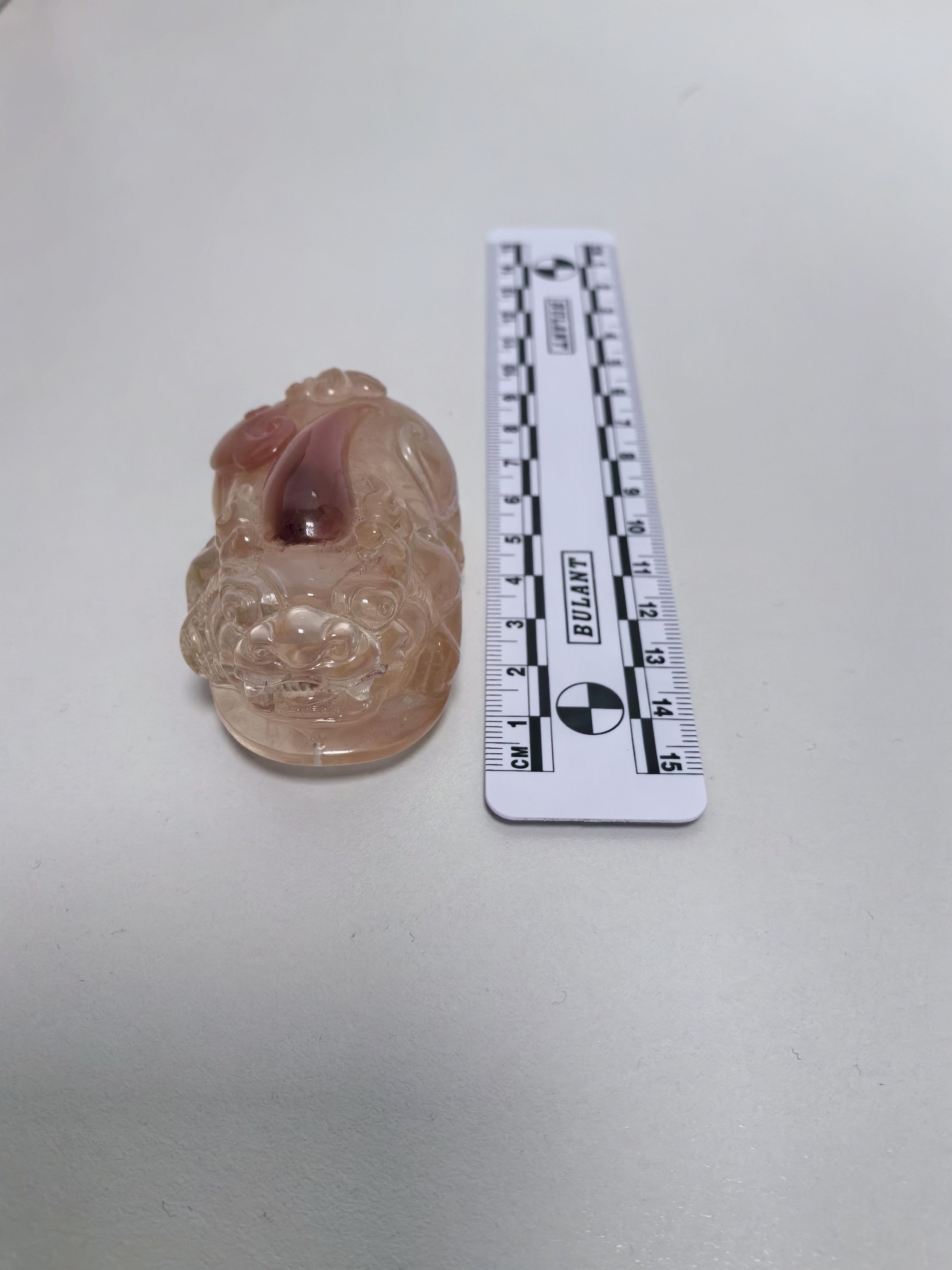 顾女士先后花了40万元向何某买了价值仅3000余元的水晶球,摆件等"法器