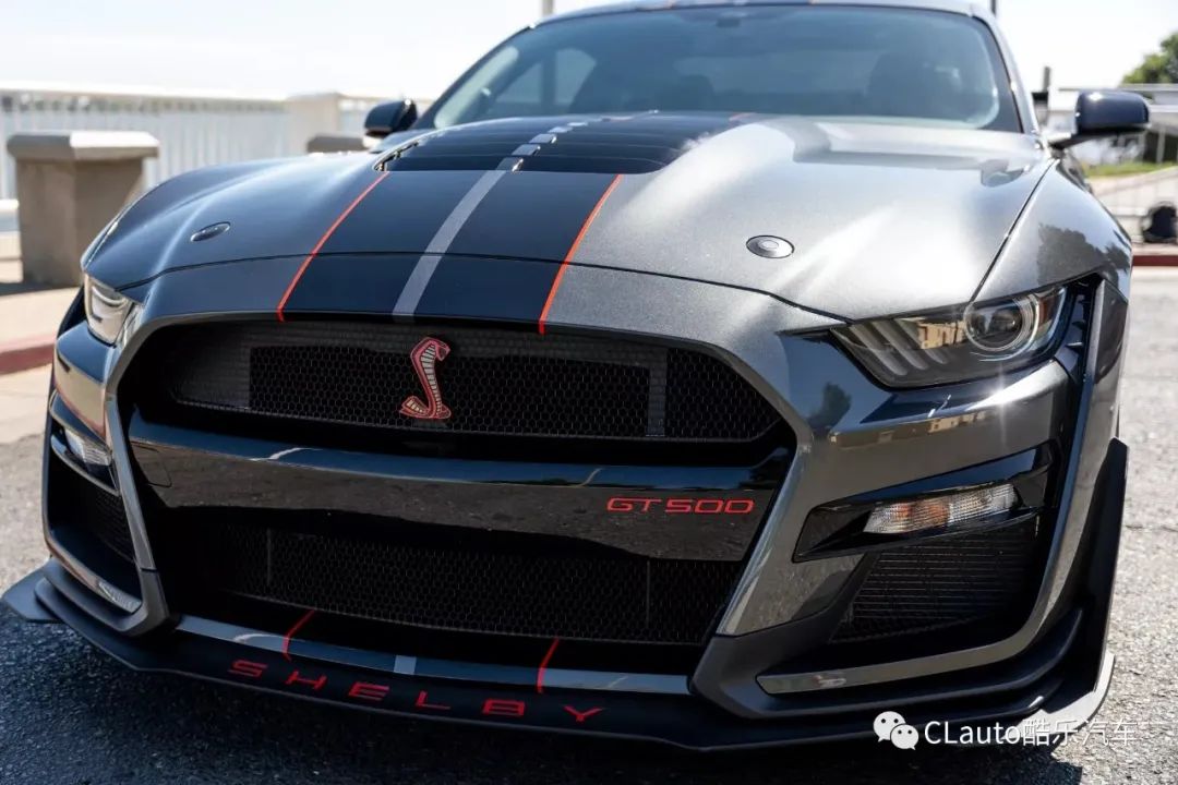 760匹的福特野马shelby gt500,换装碳纤套件,依旧很抗打 | 酷乐汽车