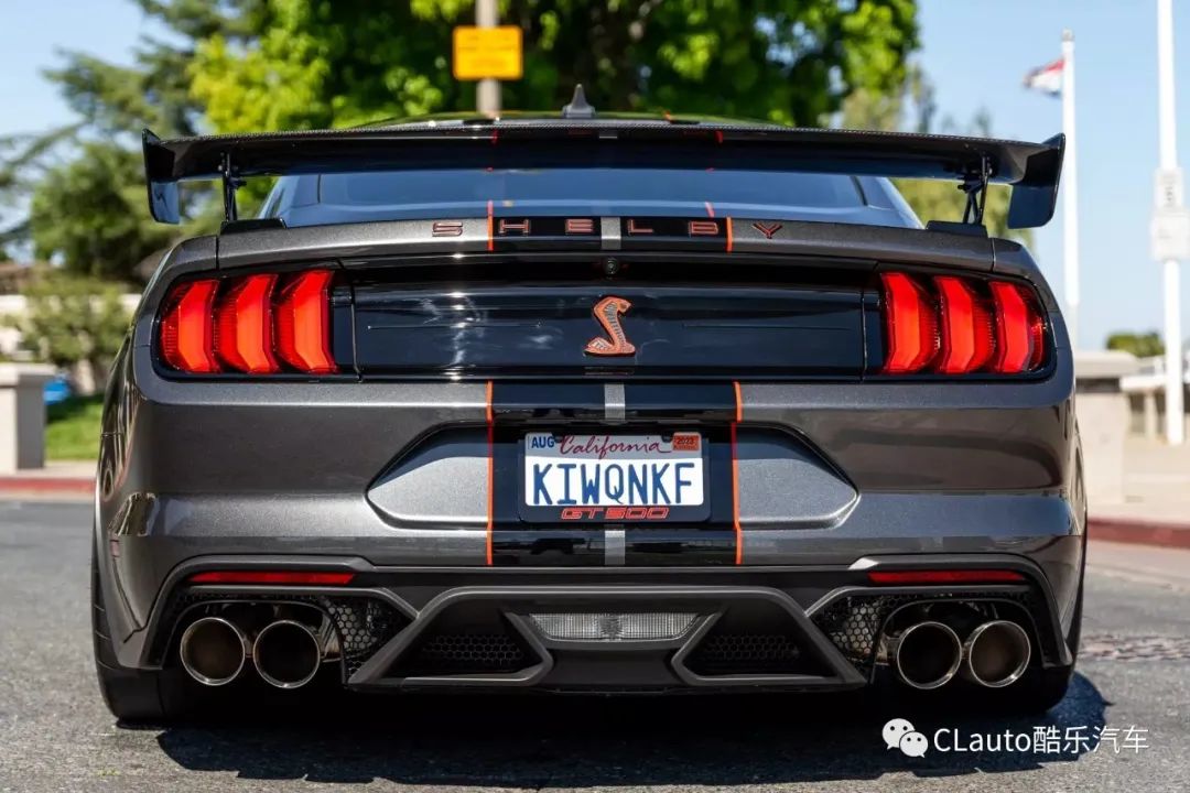 760匹的福特野马shelby gt500,换装碳纤套件,依旧很抗打 | 酷乐汽车