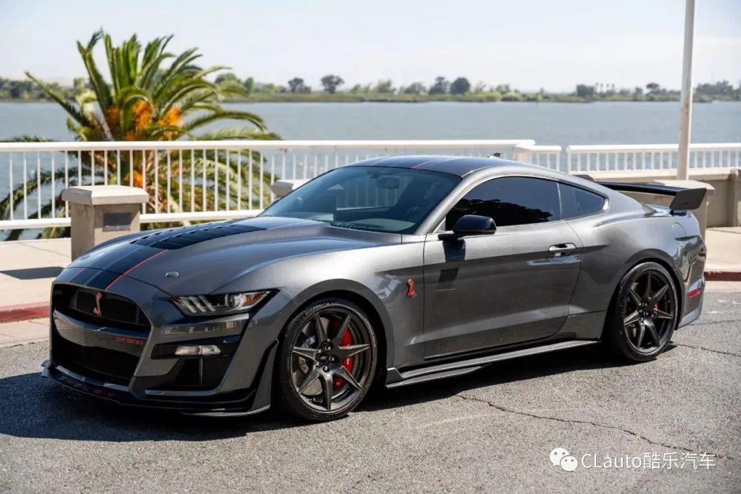 760匹的福特野马shelby gt500,换装碳纤套件,依旧很抗打 | 酷乐汽车