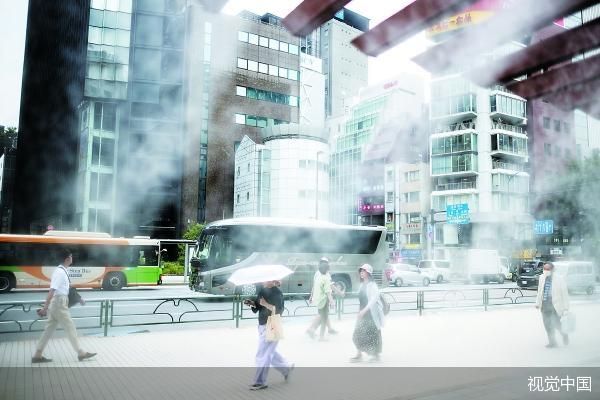 热浪来袭,日本东京银座街头开启水雾系统为行人降温。视觉中国/图