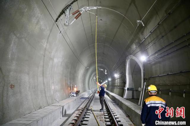 高温下,他们为拉林铁路接触网吊柱补"身份证"