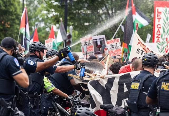 以总理场内"捆绑"美国,场外遭千人抗议:战犯