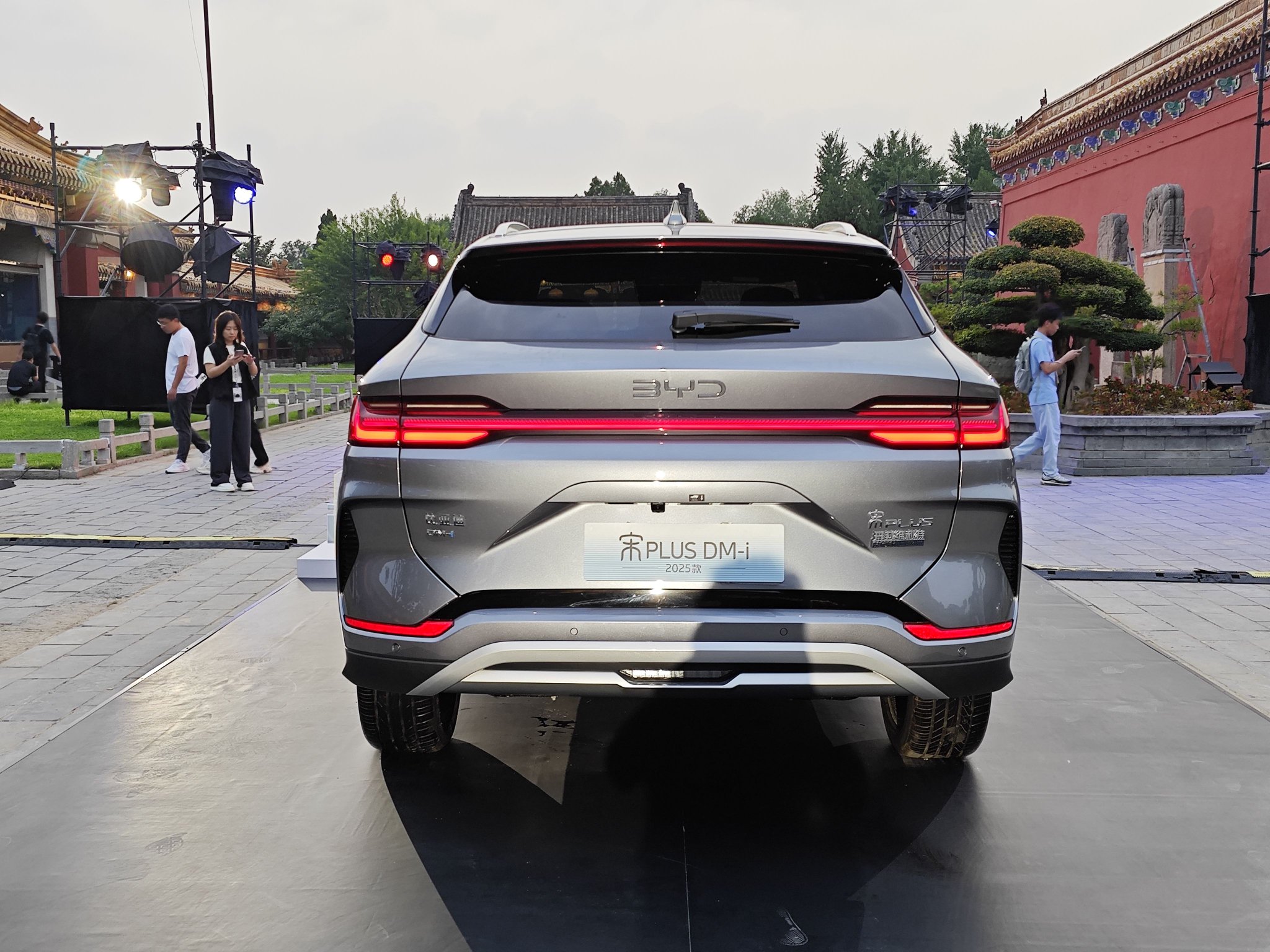 新浪汽车>汽车看点>自媒体>正文>外观方面,2025款比亚迪宋plus dm-i