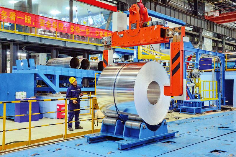 在广西国潮铝业有限公司生产车间，生产线高效运行。本报记者黄维业 摄