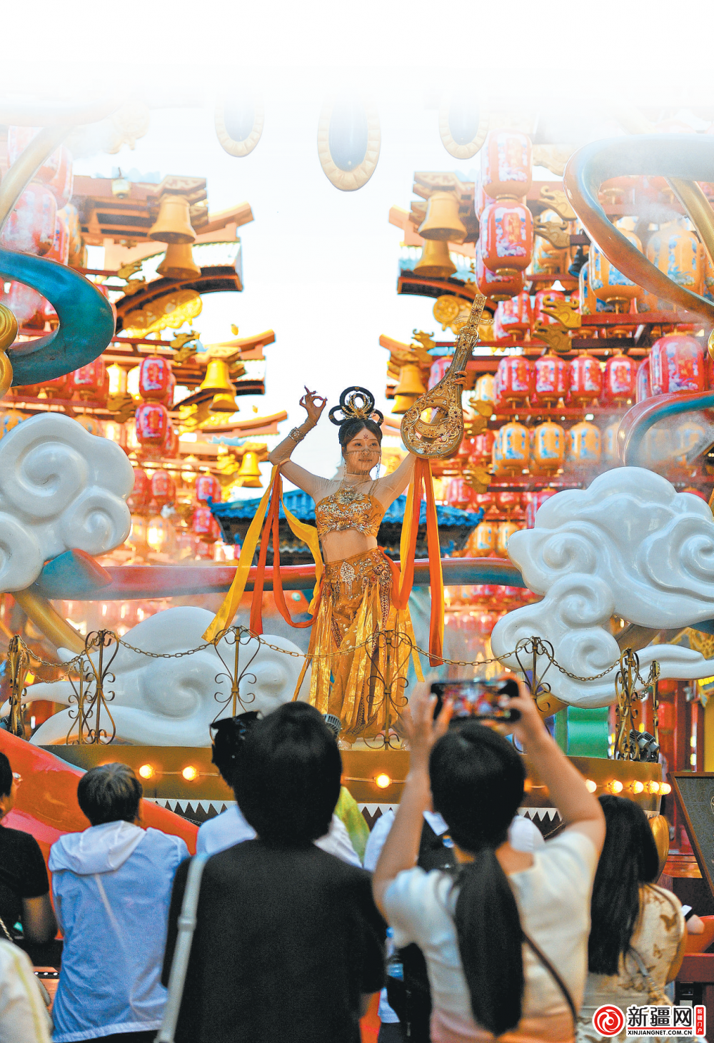7月7日，在天山明月城，游客在观看舞蹈，享受周末时光。（乌鲁木齐晚报资料图片）