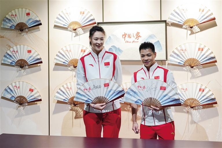 7月24日,奥运冠军,前中国女排国家队队长惠若琪(左)和跳水奥运冠军