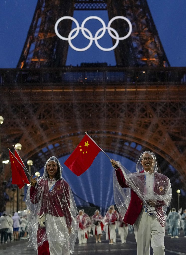 当地时间2024年7月26日,法国巴黎,巴黎奥运会开幕式,中国代表团入场.