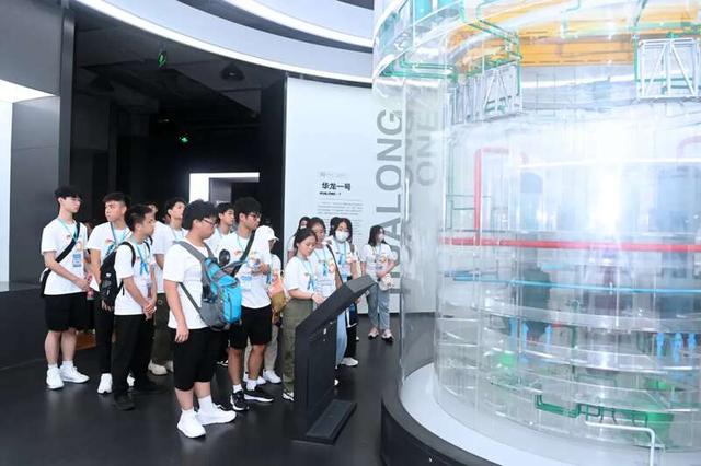 香港青年们参观我国自主设计、建设、调试和运营的第一座核电站——秦山核电站。嘉兴市委宣传部供图