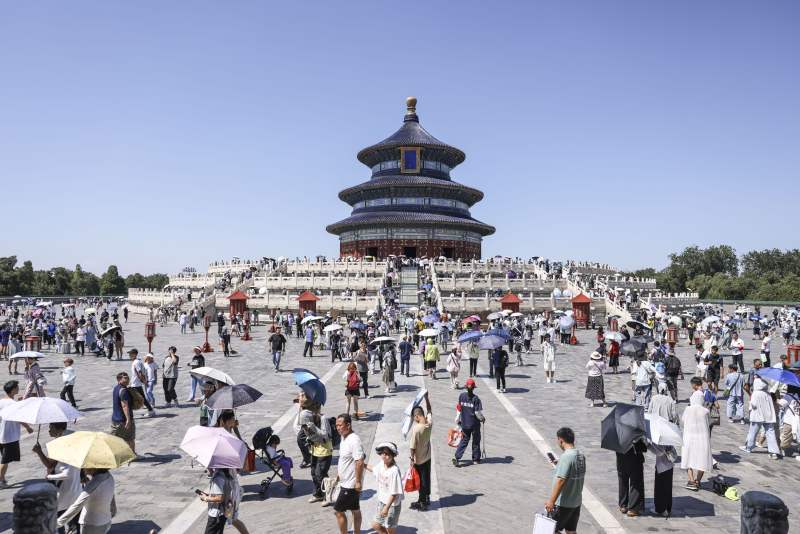 7月17日，游客游览天坛祈年殿。新京报记者 浦峰 摄