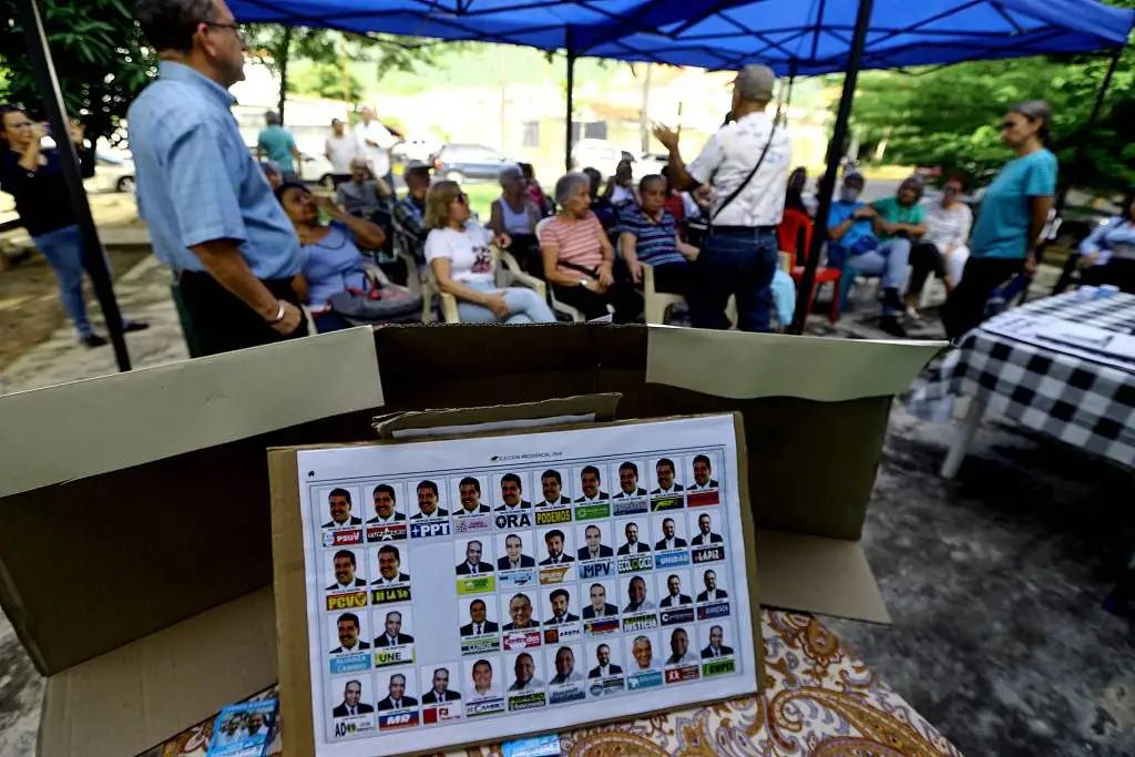 当地时间2024年7月10日，委内瑞拉卡拉沃沃州，选民参加投票模拟演习  视觉中国