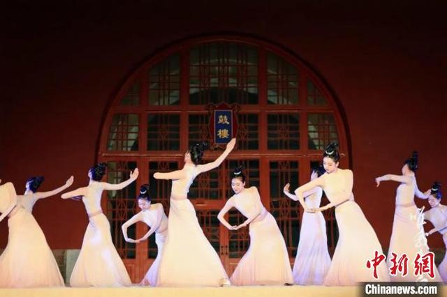 舞剧《唯我青白》选段《流沙》的现场表演。 中国东方演艺集团供图