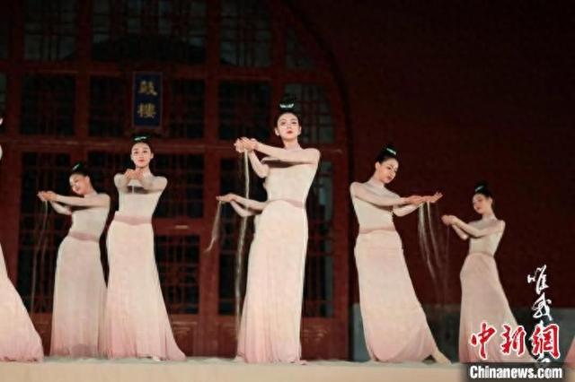 舞剧《唯我青白》选段《流沙》的现场表演。 中国东方演艺集团供图