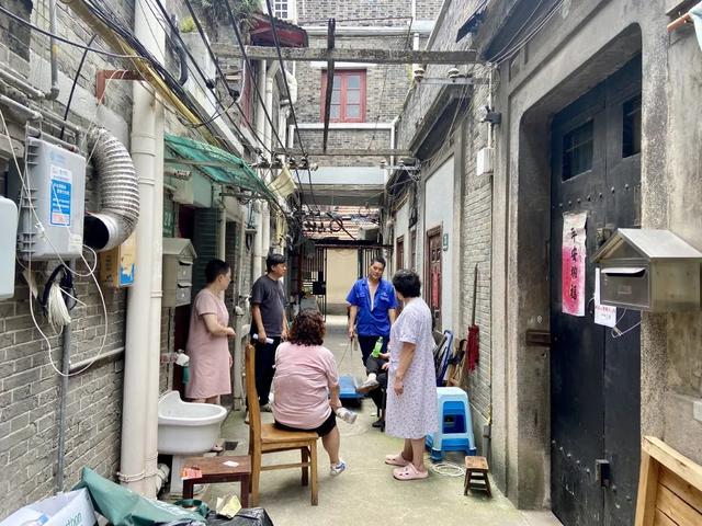 7月18日中午，襄阳北路四十四弄，老邻居们正在聊天。本文图片均为澎湃新闻记者 陈悦 图