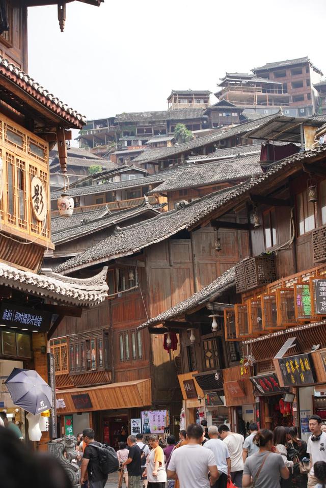 7月26日的西江千户苗寨古街. 澎湃新闻记者 王珏玮 图