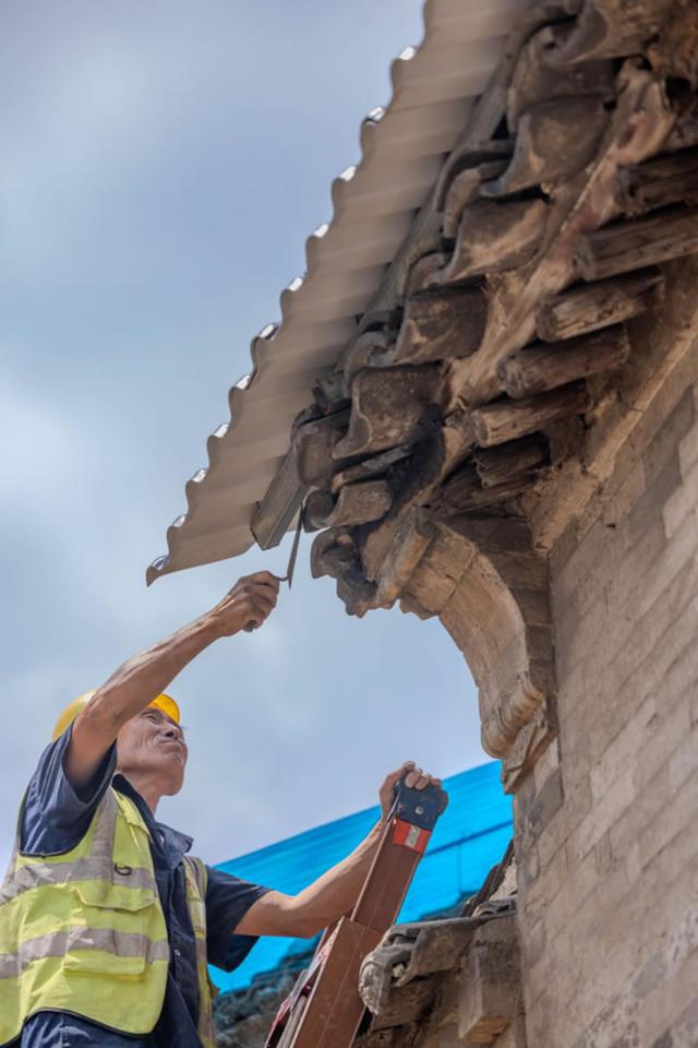 高平市寺庄镇伯方村,工人在对村内古建筑屋顶进行加固修缮.张武军 摄