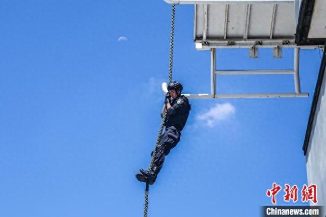 7月29日,为检验夏季练兵成效,上海市公安局特警总队组织开展了"特战