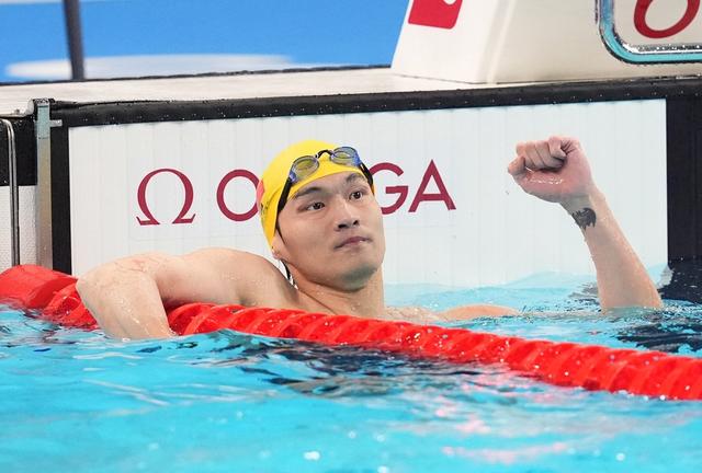 巴黎奥运会游泳男子100米仰泳半决赛徐嘉余排名小组第一,晋级决赛.