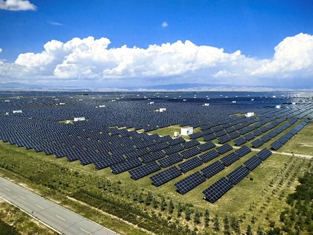 图:青海海南州共和县塔拉滩壮观的光伏电站